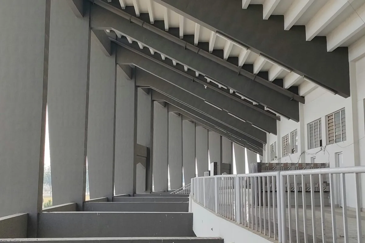 Concrete architecture with a geometric design featuring beams and angles, showcasing modern industrial style.